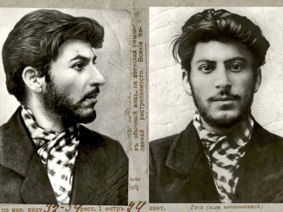 Josif Vissarionovič Stalin na fotografiách z policajnej databázy z roku 1902.