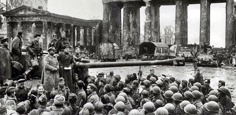 Vojaci Červenej armády pri Brandenburskej bráne v dobytom Berlíne v máji 1945.