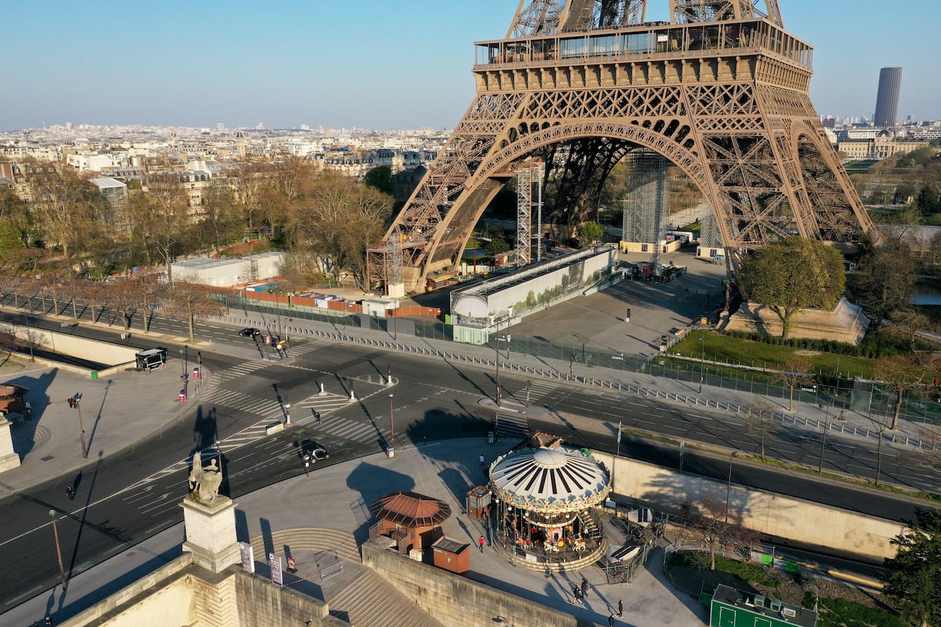 Okolie Eiffelovej veže zostáva kvôli pandémii koronavírusu prázdne
