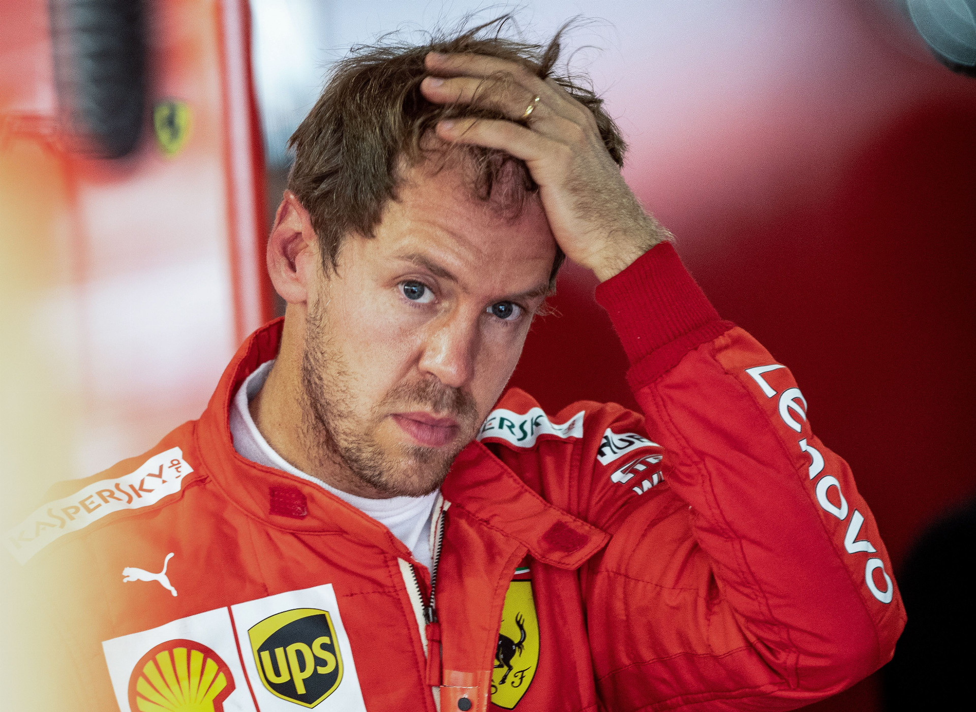 Aj tento výraz Sebastiana Vettela naznačuje, že vo Ferrari nešli vždy veci podľa predstáv.