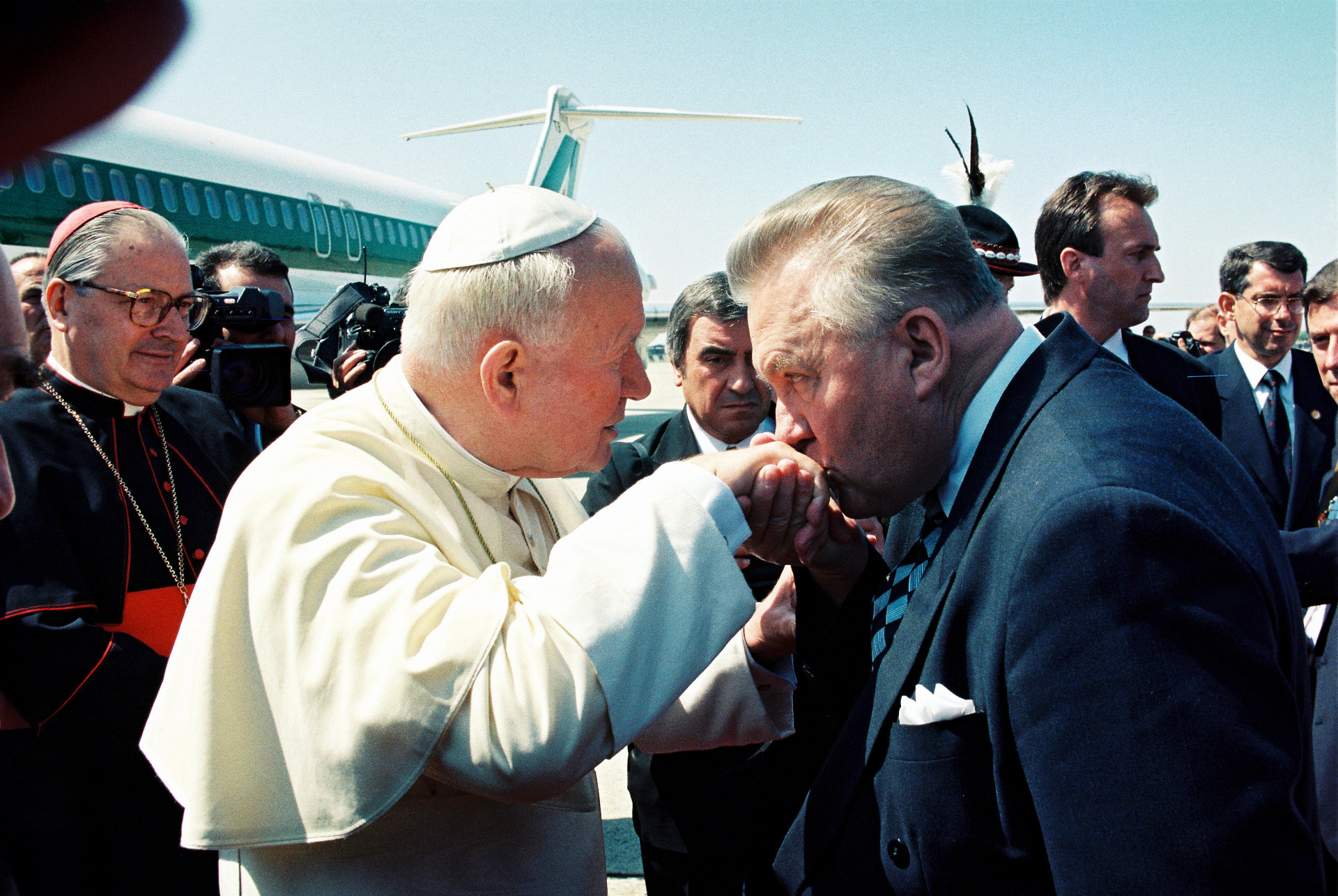 Prezident Michal Kováč vítal v roku 1995 pápeža Jána Pavla II. na Slovensku.