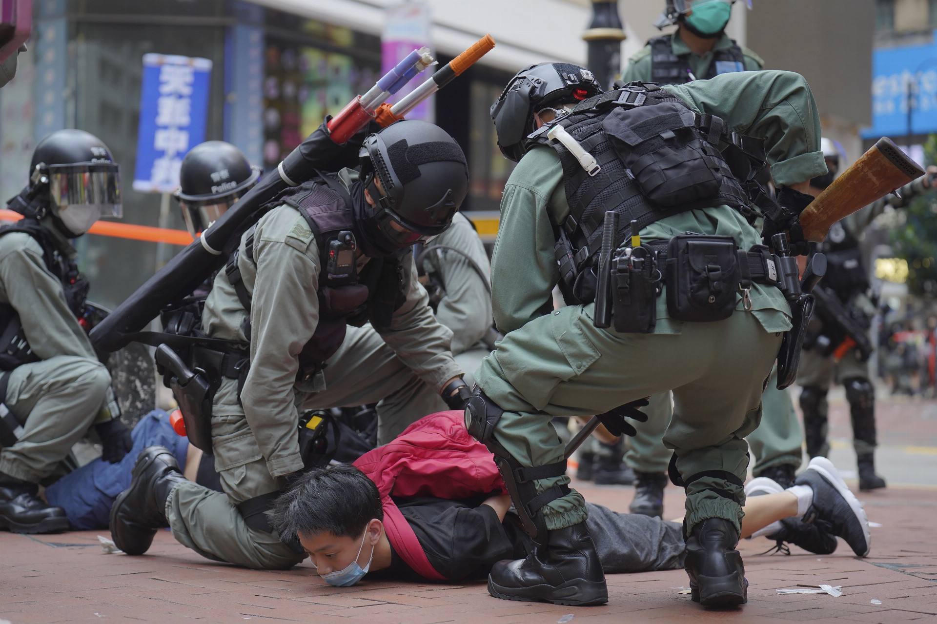 Polícia zatýka demonštranta na prvom proteste proti návrhu zákona o národnej bezpečnosti v Hongkongu.