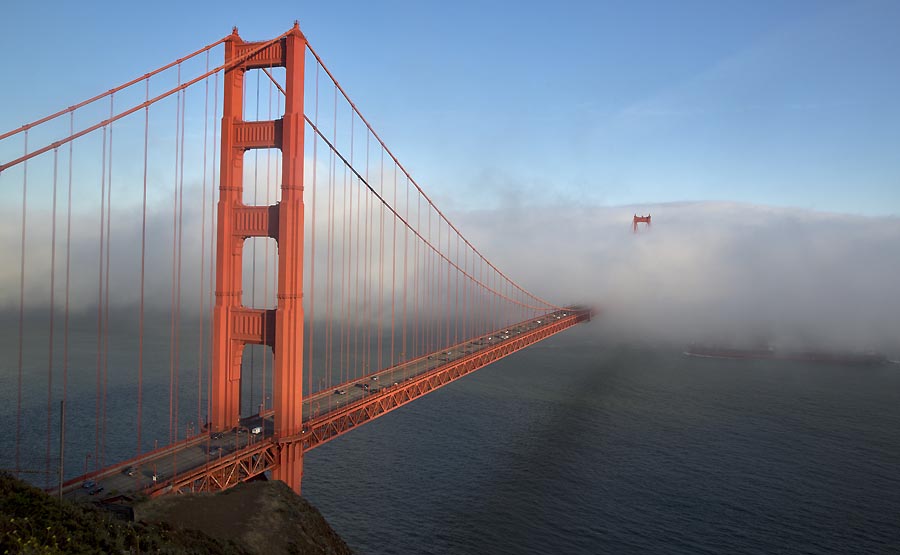 Golden Gate Bridge preslávila aj žiarivo červená farba. Pôvodne malo ísť iba o základný náter, architekt Irwing Morrow však presadil, že práve takto bude most vyzerať aj po dokončení.