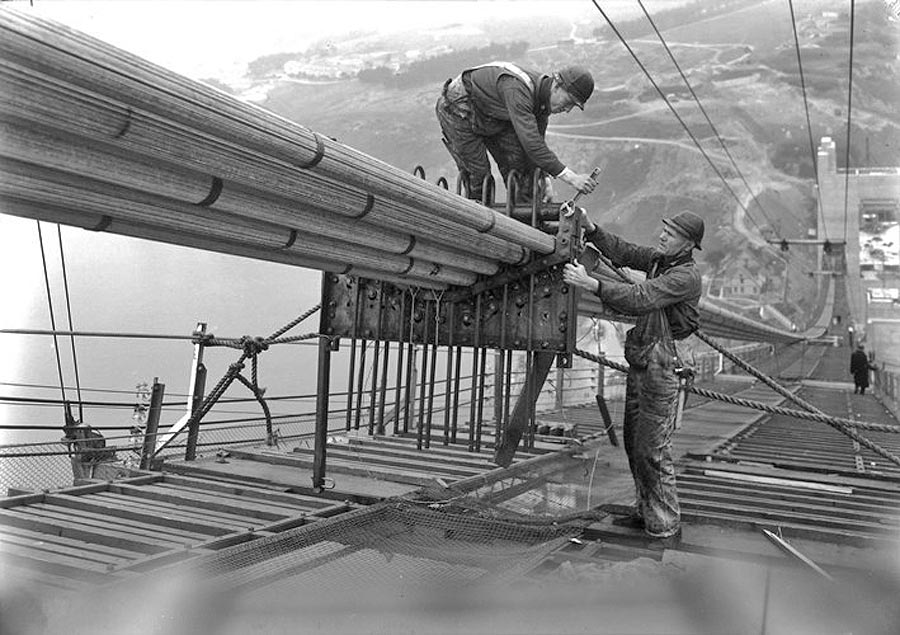 Robotníci si museli zvyknúť na riskantnú prácu vo výškach, kde sa im aj drobná nepozornosť mohla stať osudnou. 