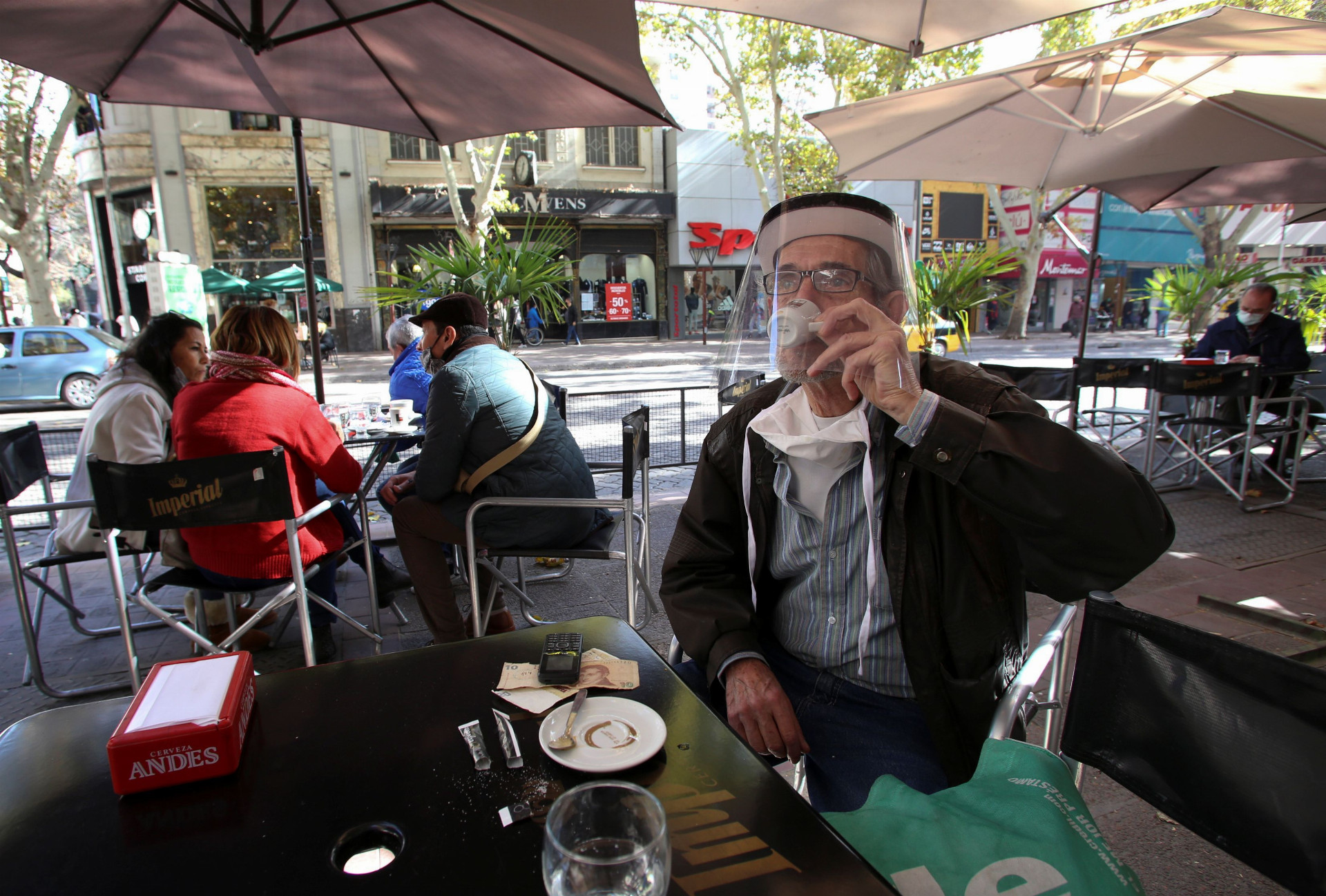 Nižšia návštevnosť reštauračných zariadení v čase pandémie prispela k poklesu ceny kávy.