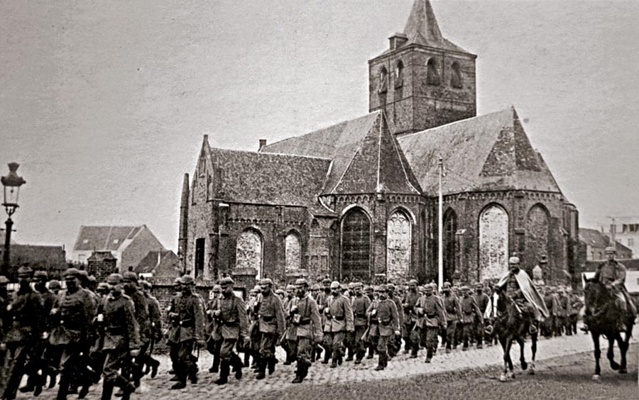 Nemecké jednotky postupujú v lete 1914 belgickou krajinou, Belgičania boli vystavení teroru.
