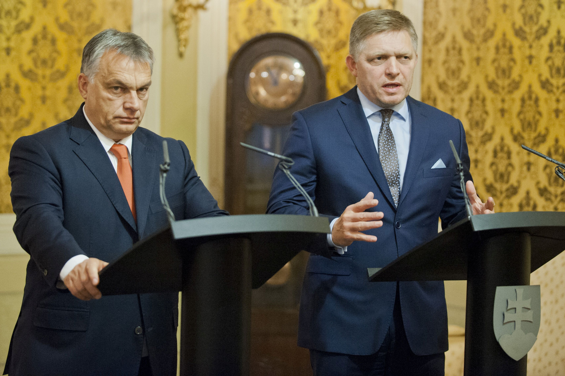 V roku 2010 medzi premiérmi Viktorom Orbánom (vľavo) a Robertom Ficom vzplanul konflikt pre občianstvo.