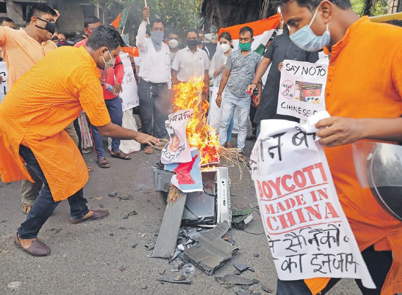 Stúpenci Indickej ľudovej strany premiéra Naréndru Módího demonštrovali v piatok v Kalkate proti Číne a vyzývali na bojkot jej výrobkov.