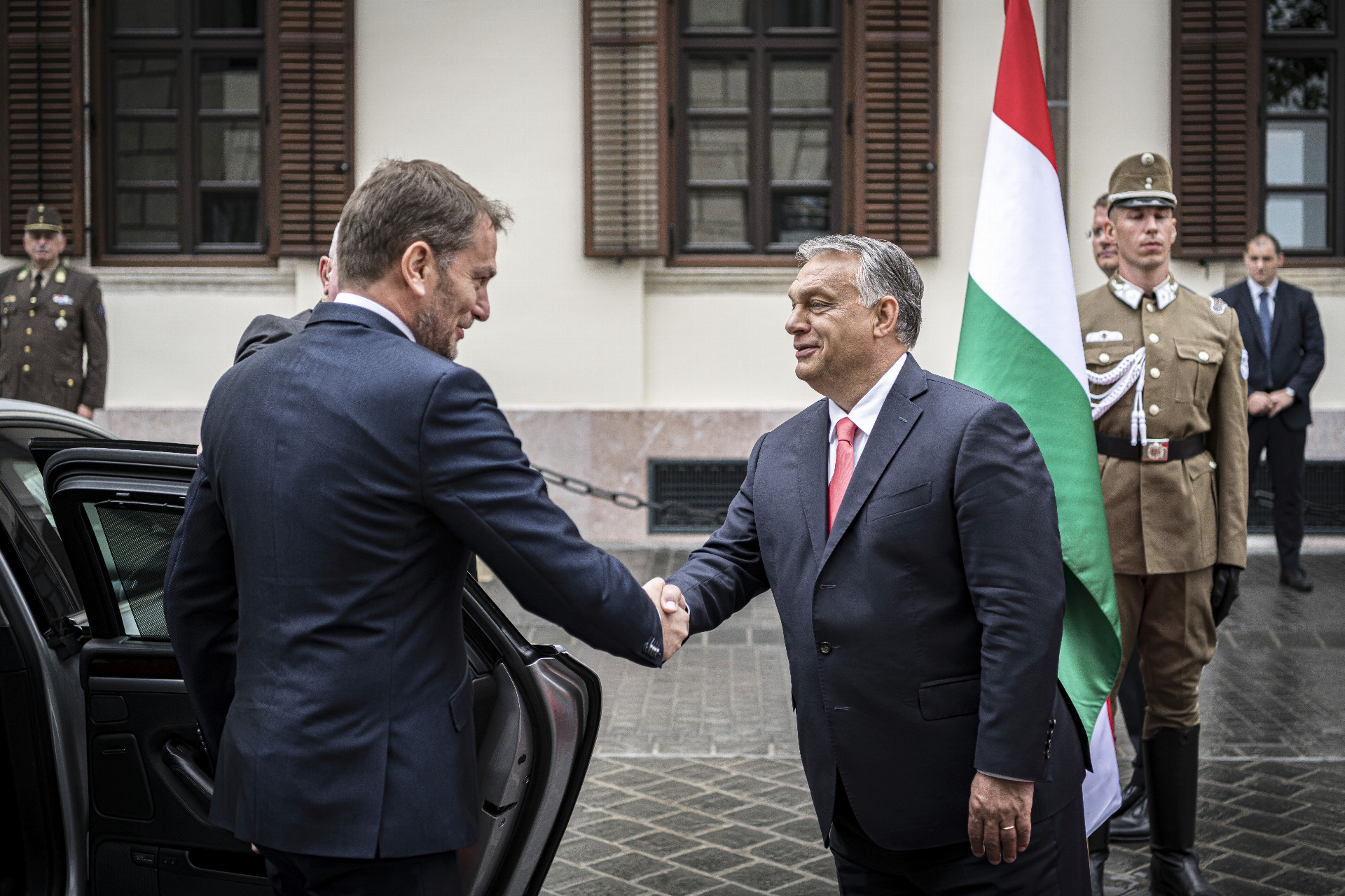  Na snímke maďarský premiér Viktor Orbán (vpravo) a slovenský premiér Igor Matovič