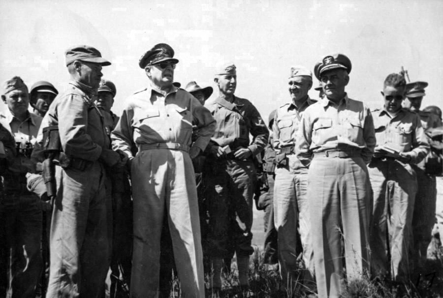 K obratu vo vojne došlo po tom, ako sa do nej zapojili sily OSN. Ich hlavným veliteľom bol americký generál Douglas MacArthur (v popredí druhý zľava).