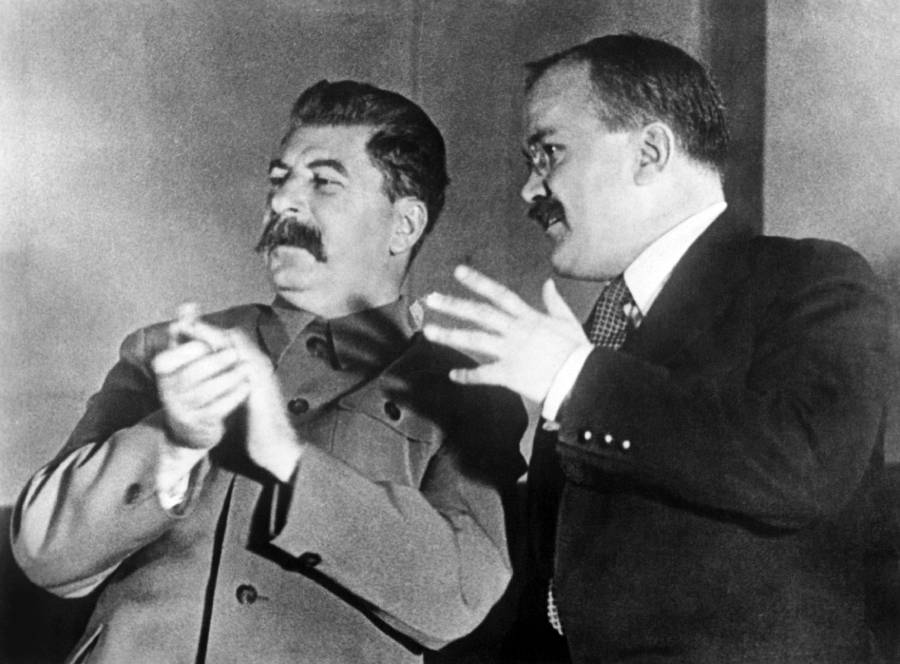 Mnohé svoje zahranično-politické mocenské zámery realizoval Josif Stalin prostredníctvom ministra zahraničných vecí Vjačeslava Molotova (vpravo). Ten v júni 1945 podpisoval aj československo-sovietsku zmluvu týkajúcu sa odstúpenia Podkarpatskej Rusi. 