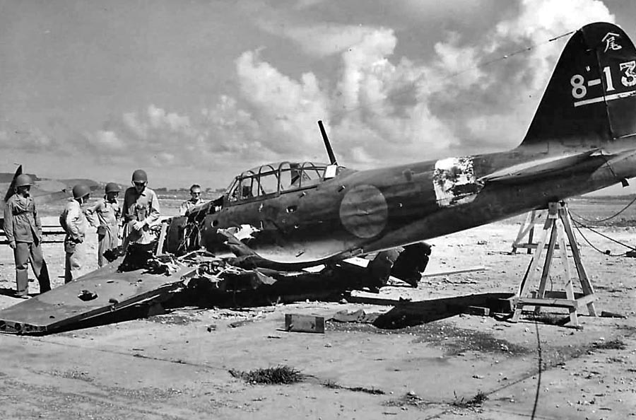 Americkí vojenskí leteckí špecialisti si prezerajú zero, ktoré bolo zostrelené počas bojov o ostrov Saipan.