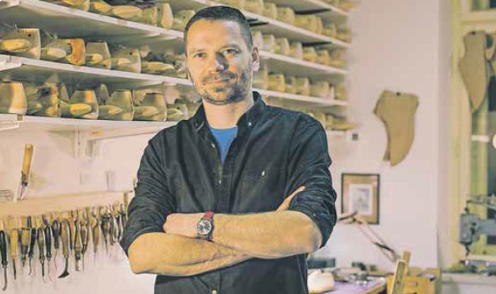 Vyrobiť jeden pár topánok trvá dovedna 70 hodín. Marek Pažitný predáva obuv na mieru od 900 eur.