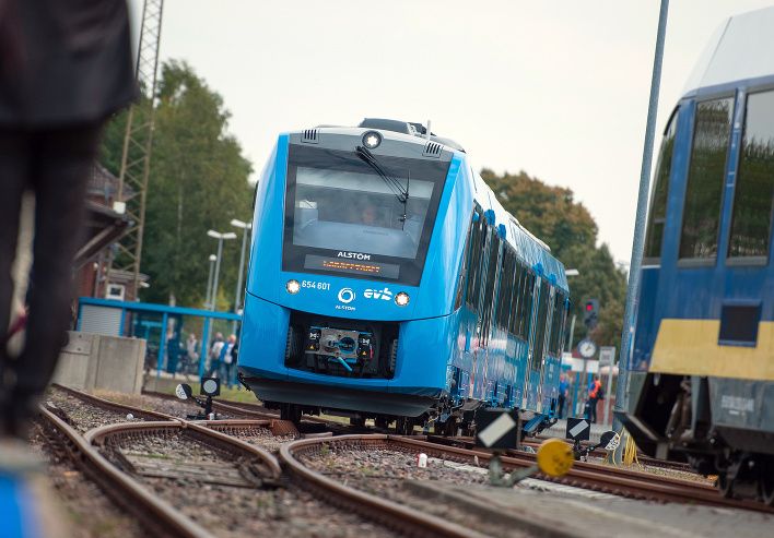 Od roku 2018 premávajú prvé vodíkové vlaky typu Coradia iLint od francúzskeho výrobcu Alstom.
