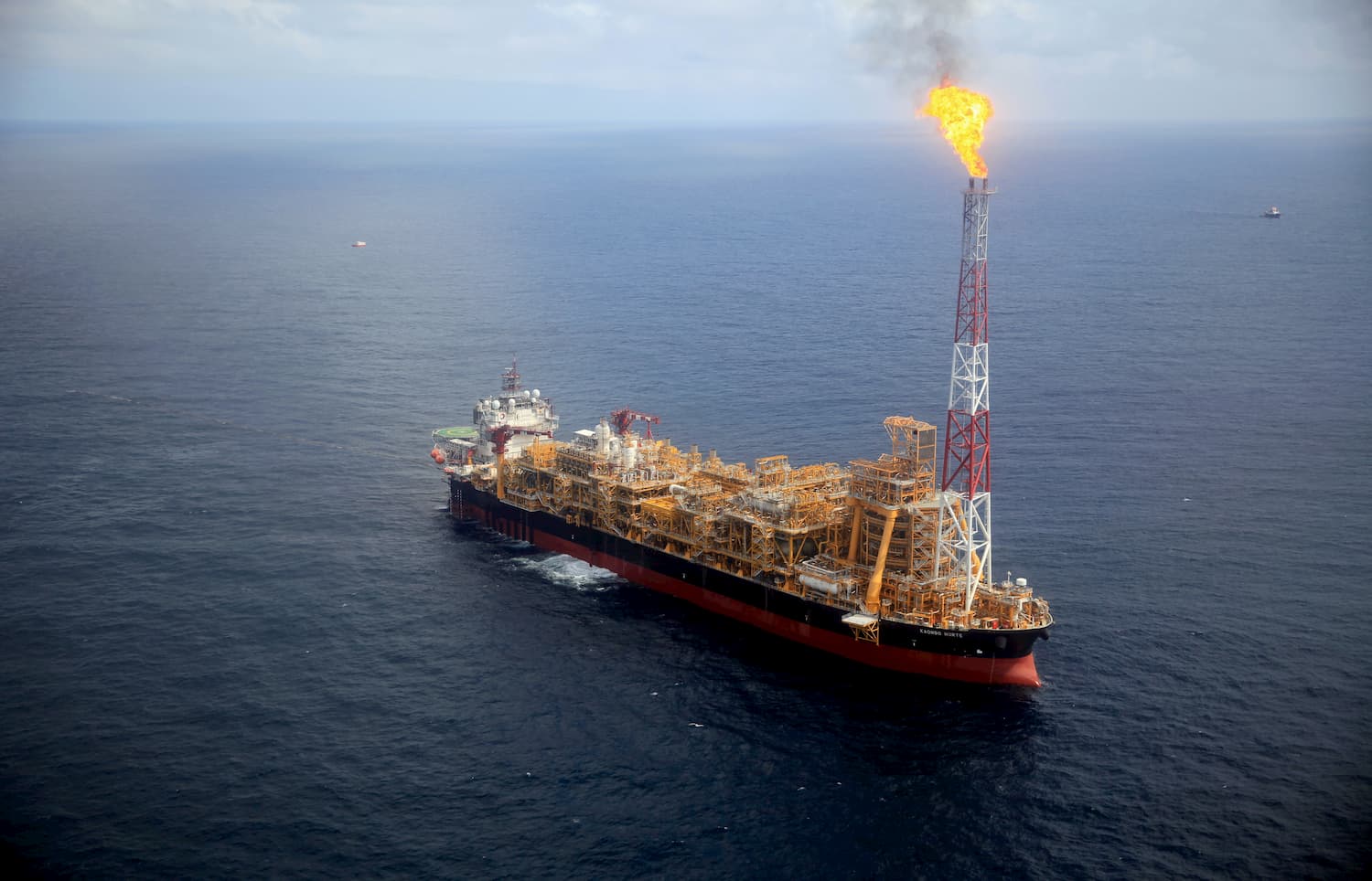 Plávajúca ropná plošina na pobreží Angoly
