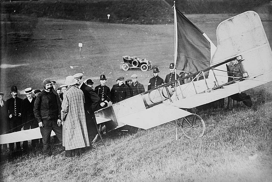 Louis Blériot po pristátí neďaleko Doveru. Na zem zosadol, ako bolo jeho zvykom, veľmi tvrdo. Lietadlo sa síce neprevrátilo, zlomila sa však na ňom vrtuľa a poškodil podvozok.