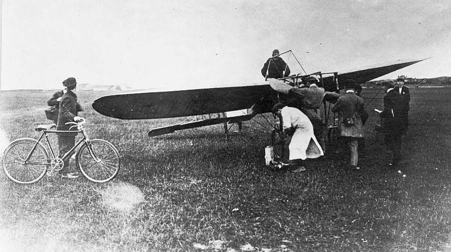 Krátko pred štartom historického letu. Blériot sa naň so svojím strojom No. XI. vydal z poľa pri obci Sangatte neďaleko Calais skoro ráno 25. júla 1909.