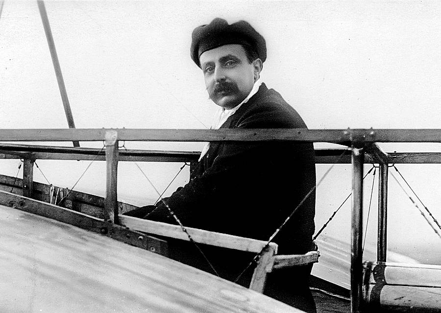 Louis Blériot prakticky všetky peniaze, ktoré získal za vynález a podnikaním, investoval do svojho veľkého koníčka, a tým bola stavba lietadiel.