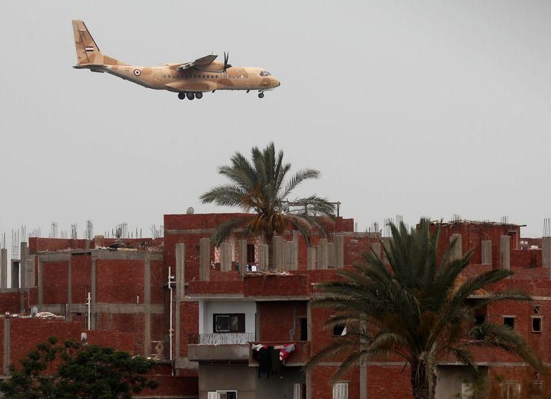 Lietadlo egyptského letectva prelieta nad Káhirou.