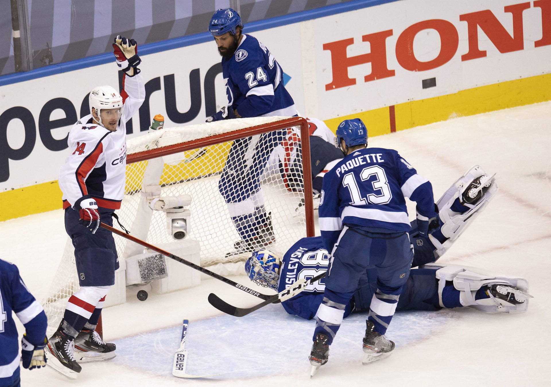 Slovák Richard Pánik (v bielom) sa teší zo svojho prvého súťažného gólu v NHL po nútenej koronapauze.
