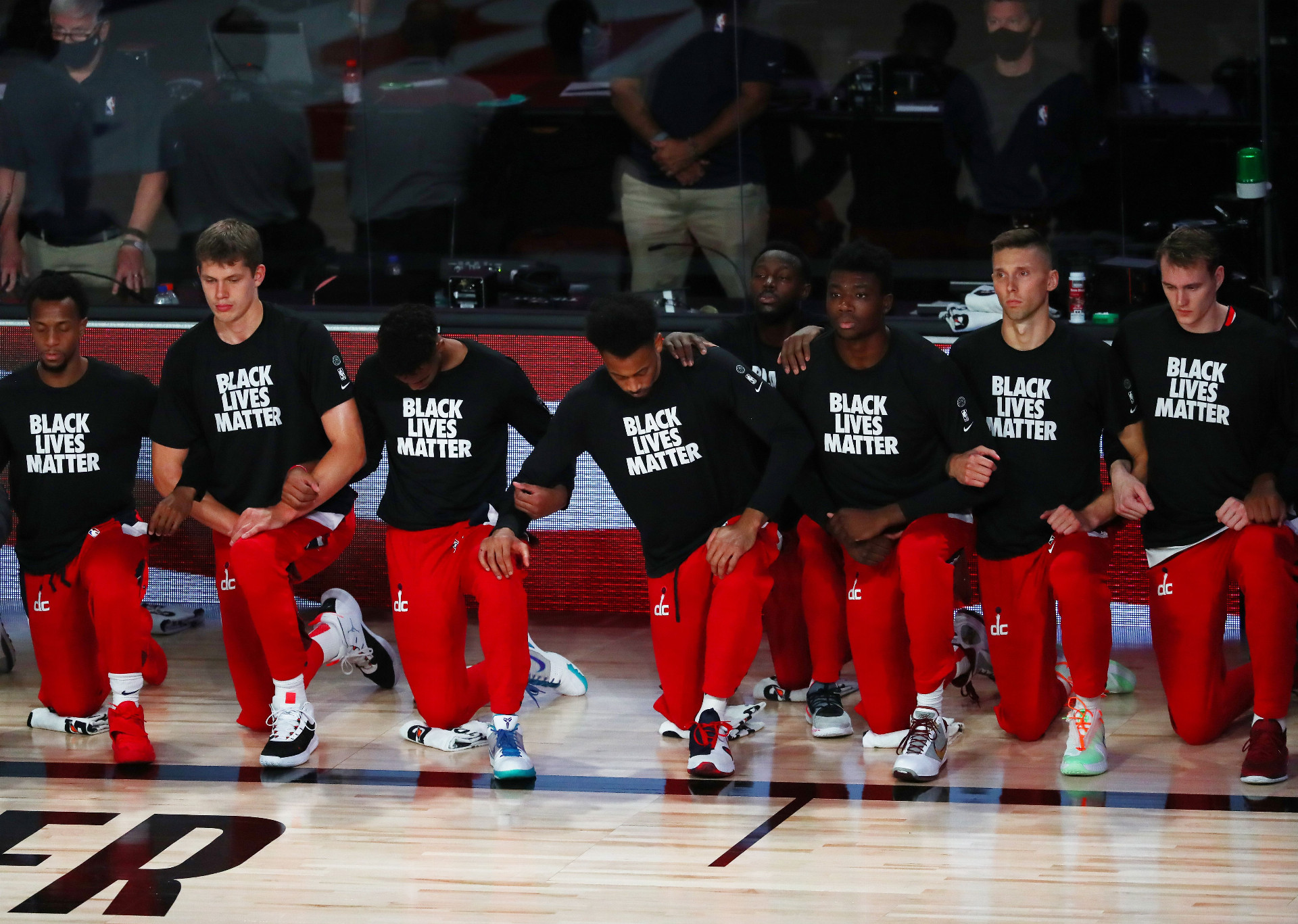 Basketbalisti pred každým zápasom NBA pokľakom počas štátnej hymny vyjadrujú podporu hnutiu Black Lives Matter.