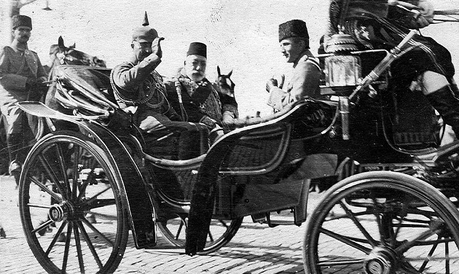 V prvej svetovej vojne bola Osmanská ríša na strane centrálnych mocností, ktoré napokon z konfliktu vyšli porazené. Na snímke je nemecký cisár Viliam II. počas návštevy Konštantínopolu v októbri 1917, po jeho ľavici sedí osmanský sultán Mehmed V., oproti minister vojny Enver Paša.