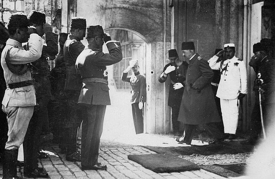 Posledný sultán Mehmed VI. opúšťa v novembri 1922 Istanbul. O niekoľko mesiacov neskôr vznikol na troskách niekdajšej Osmanskej ríše moderný turecký štát.