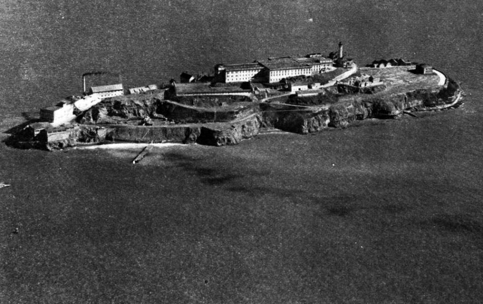 V ceste na slobodu trestancom bránili nielen mimoriadne prísne bezpečnostné opatrenia, ale aj samotná poloha väznice. Od pevniny je totiž ostrov Alcatraz vzdialený dva kilometre. 