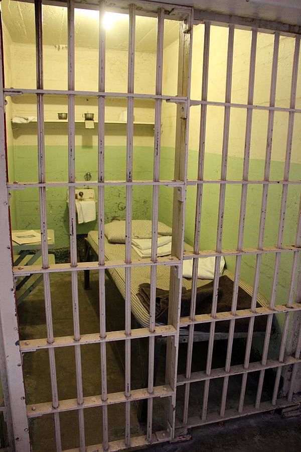 Vo väznici Alcatraz si mohlo naraz odpykávať trest 336 ľudí. Každý mal samostatnú celu s rozmermi 1,5 krát 2,5 metra, v ktorej s výnimkou troch návštev jedálne trávil celý deň. Dostať z tohto malého priestoru bolo považované za odmenu, a tou bola napríklad aj práca.