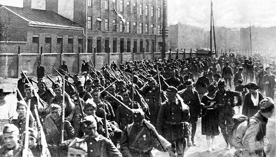 Poľská pechota počas bitky o Varšavu v auguste 1920. Po výzve maršala Pilsudského sa do armády prihlásilo približne 100-tisíc dobrovoľníkov.