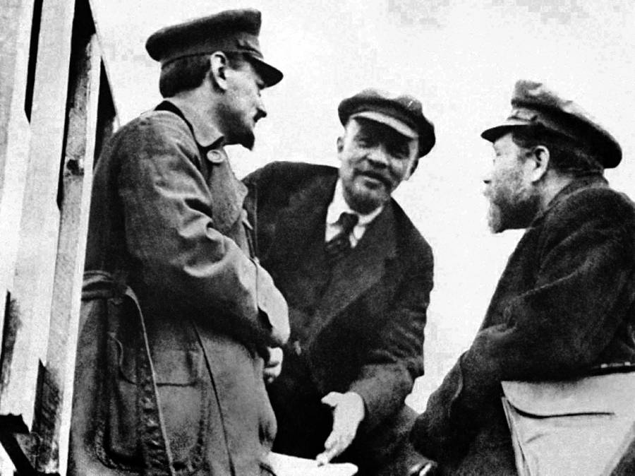 Lev Trockij (vľavo) a Vladimir Iľjič Lenin (v strede) boli dvomi najdôležitejšími postavami ruskej boľševickej revolúcie. Na snímke je spolu s nimi Lev Kamenev.