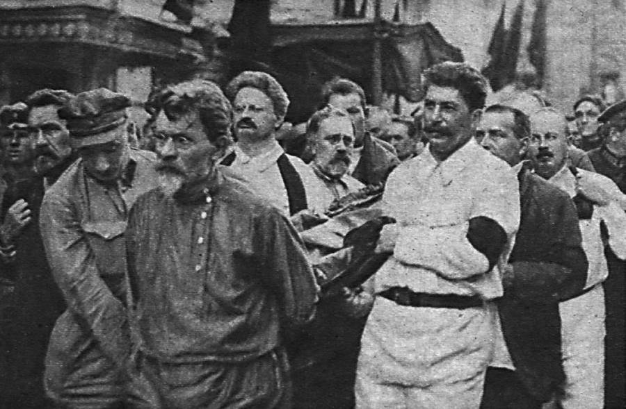 Stalin a Trockij nesú v júli 1926 rakvu s pozostatkami zosnulého zakladateľa boľševickej tajnej polície Felixa Dzeržinského. V tom čase ich nepriateľstvo gradovalo, Stalin bol na čele štátu a čoraz viac si upevňoval moc, Trockij prichádzal o jednu funkciu za druhou.