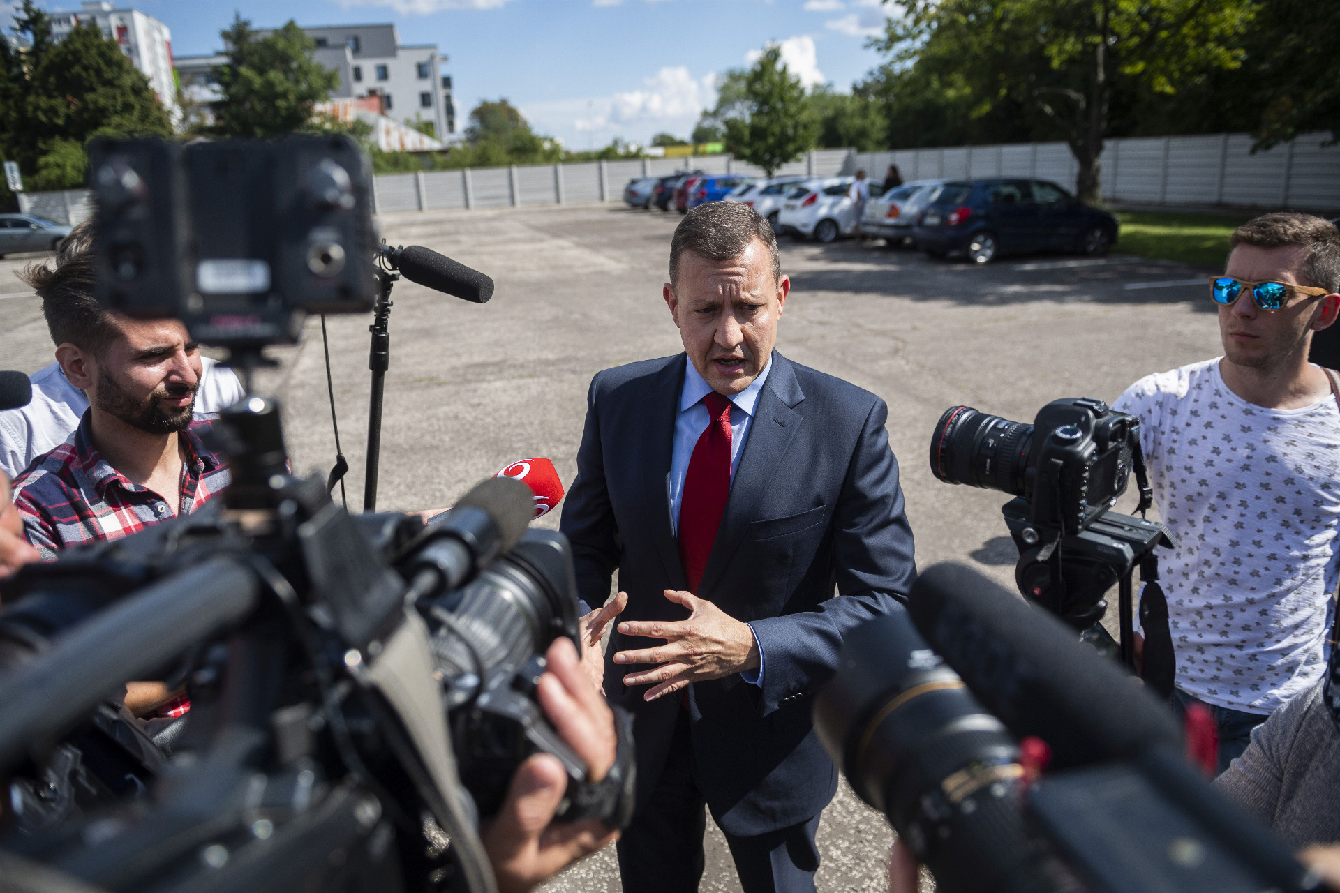 Právny zástupca poškodených Daniel Lipšic v kruhu novinárov po verdikte.