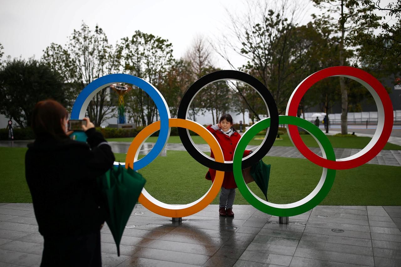 Symbol olympijských hier pred novým národným štadiónom v Tokiu, ktorý má byť hlavnou arénou počas konania globálneho športového podujatia.