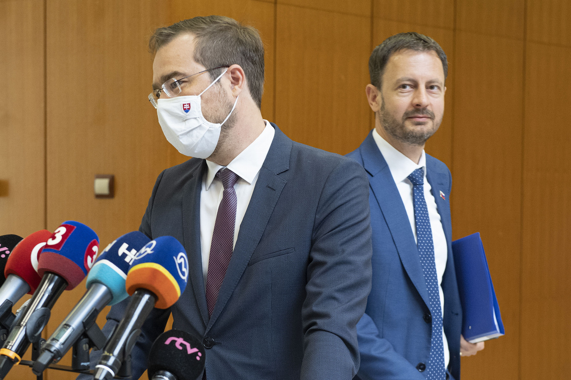 Ministri Heger (vpravo) a Krajčí hľadajú cestu, ako zastaviť roky sa ťahajúce problémy s hospodárením v nemocniciach.