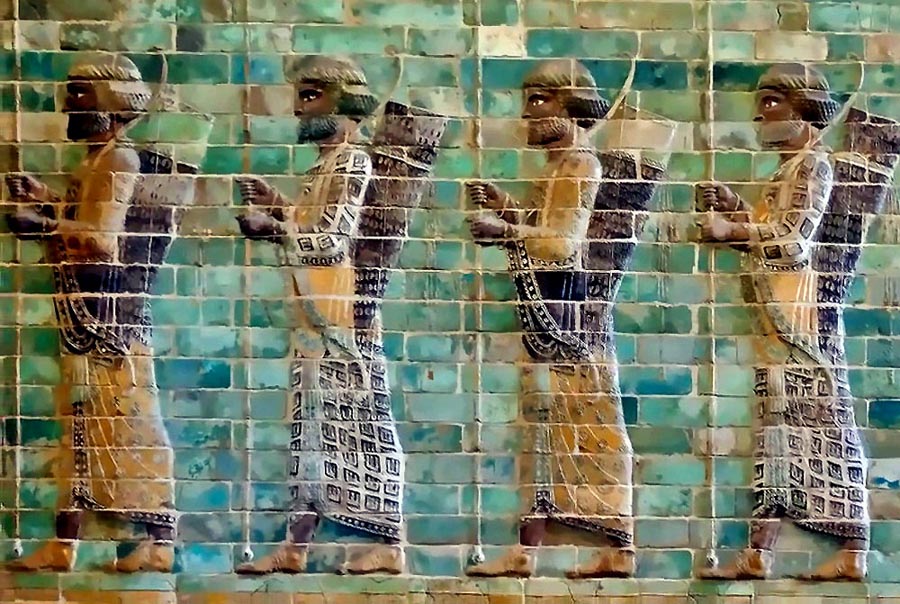 Elitní perzskí bojovníci, ako sú vyobrazení na mozaike, objavenej v ruinách niekdajšieho Dareiovho paláca.