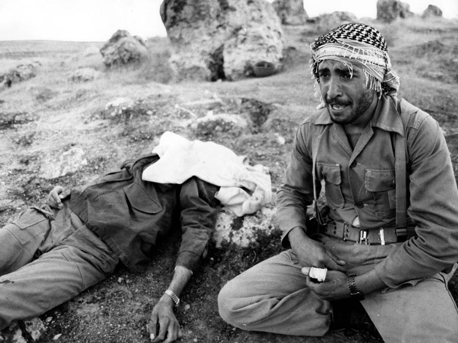 Iránsky vojak plače nad mŕtvym telom svojho brata počas vojnového konfliktu s Irakom.