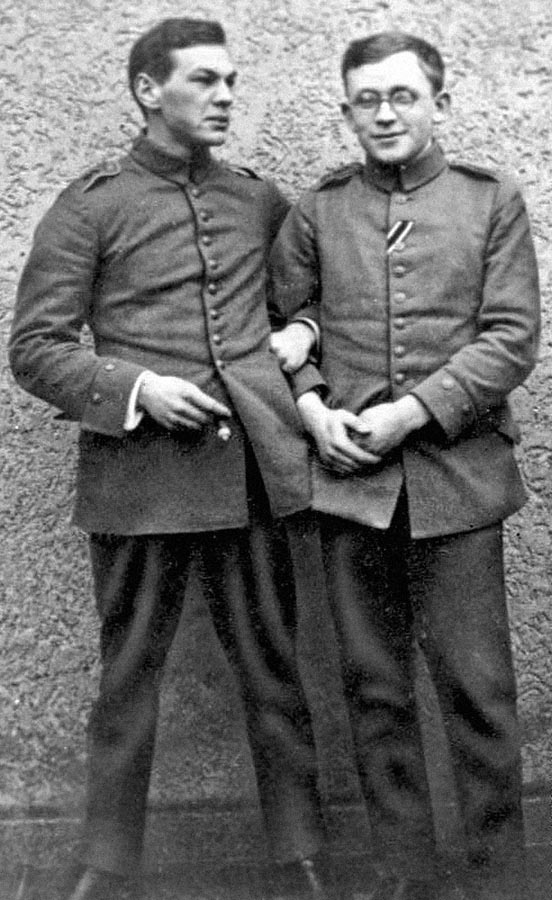 Dvadsaťročný Sorge (vľavo) ako vojak nemeckej cisárskej armády počas prvej svetovej vojny. Spolu s ním je na snímke budúci chemik a východonemecký politik Erich Correns.