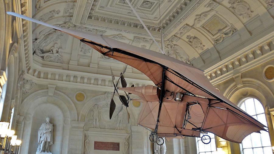 Replika Aderovho stroja Avion III. v parížskom Múzeu umení a remesiel (Musée des arts et métiers).