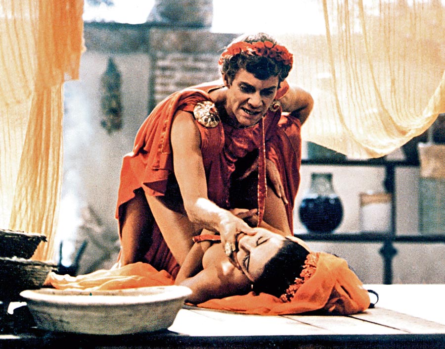 Slávna historická dráma Caligula z roku 1979, ktorá cisárove výstrelky stvárnila tak verne, že film bol označený za pornografický. Šialeného vládcu, známeho napríklad výrokom „Nech ma nenávidia, len keď sa ma boja“, stvárnil Malcolm McDowell.