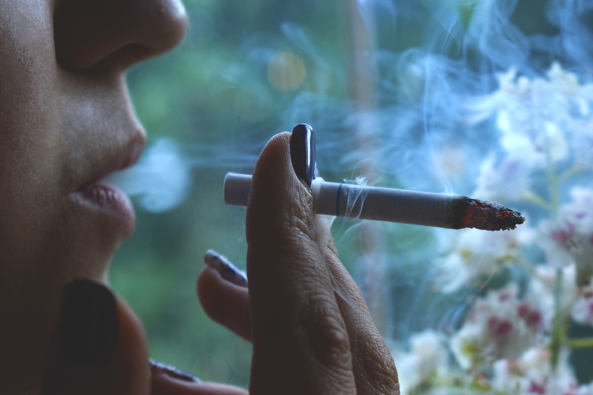 Ženy majú tendenciu prestať s fajčením ťažšie ako muži a fajčiarky majú zároveň väčšie zdravotné problémy spojené s týmto zlozvykom ako muži.