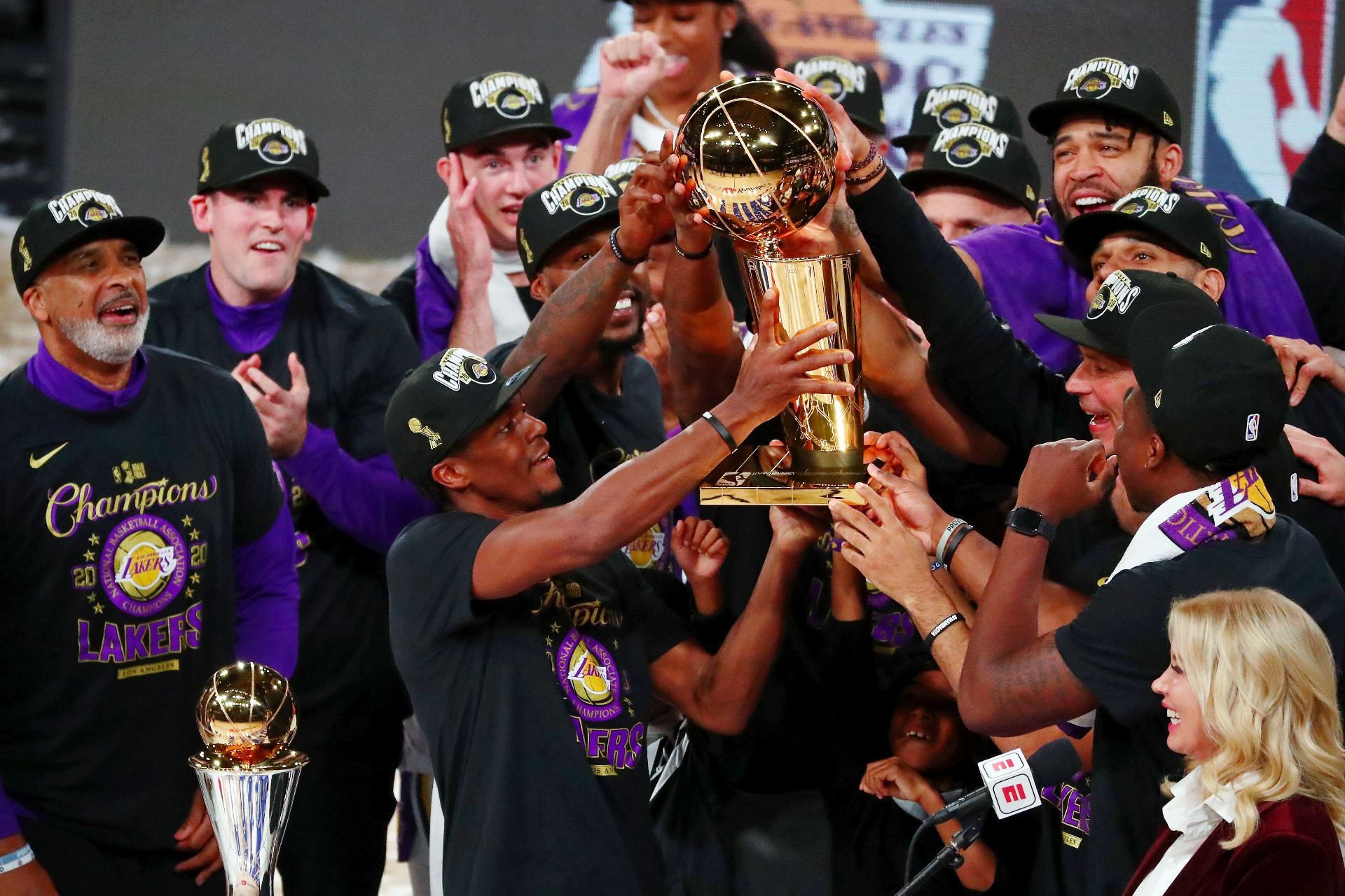 Hráči Los Angeles Lakers sa mohli z cennej majstrovskej trofeje potešiť po desaťročnej odmlke.