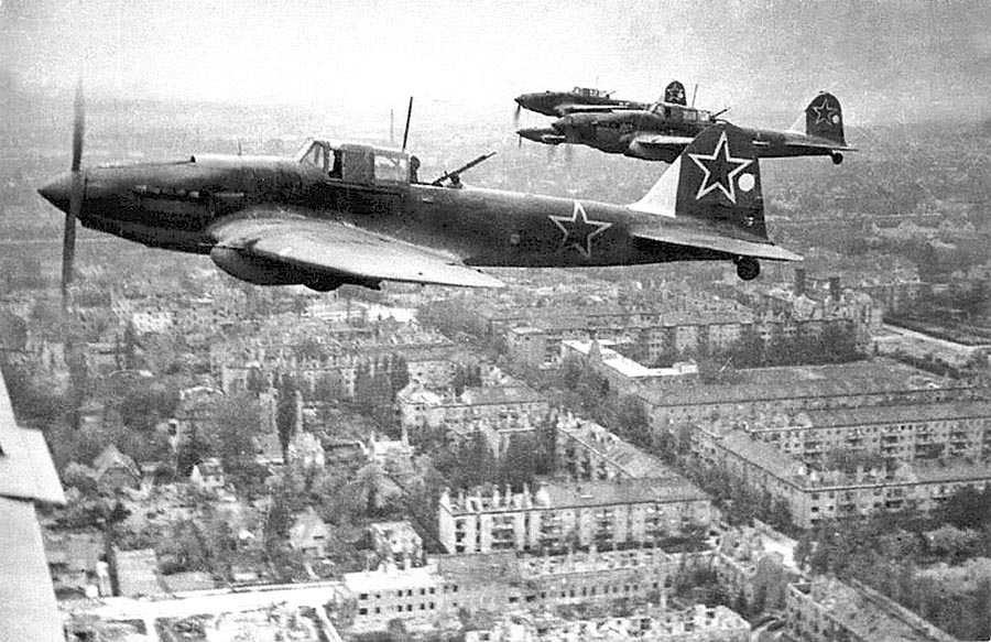 Formácia strojov Il-2 nad Berlínom na jar 1945.