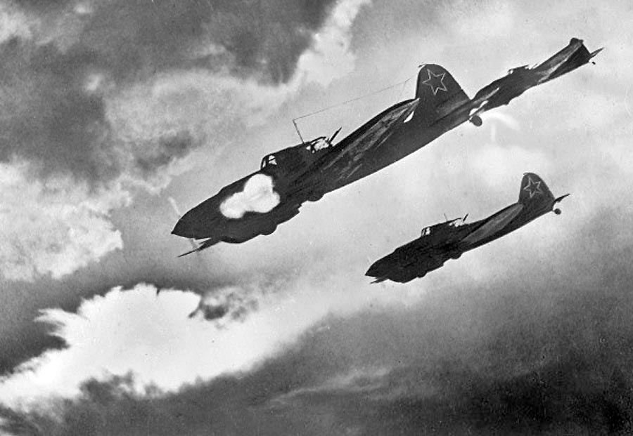 Útok sovietskych lietadiel Il-2 na nemecké pozemné jednotky počas bitky pri Kursku v lete 1943.