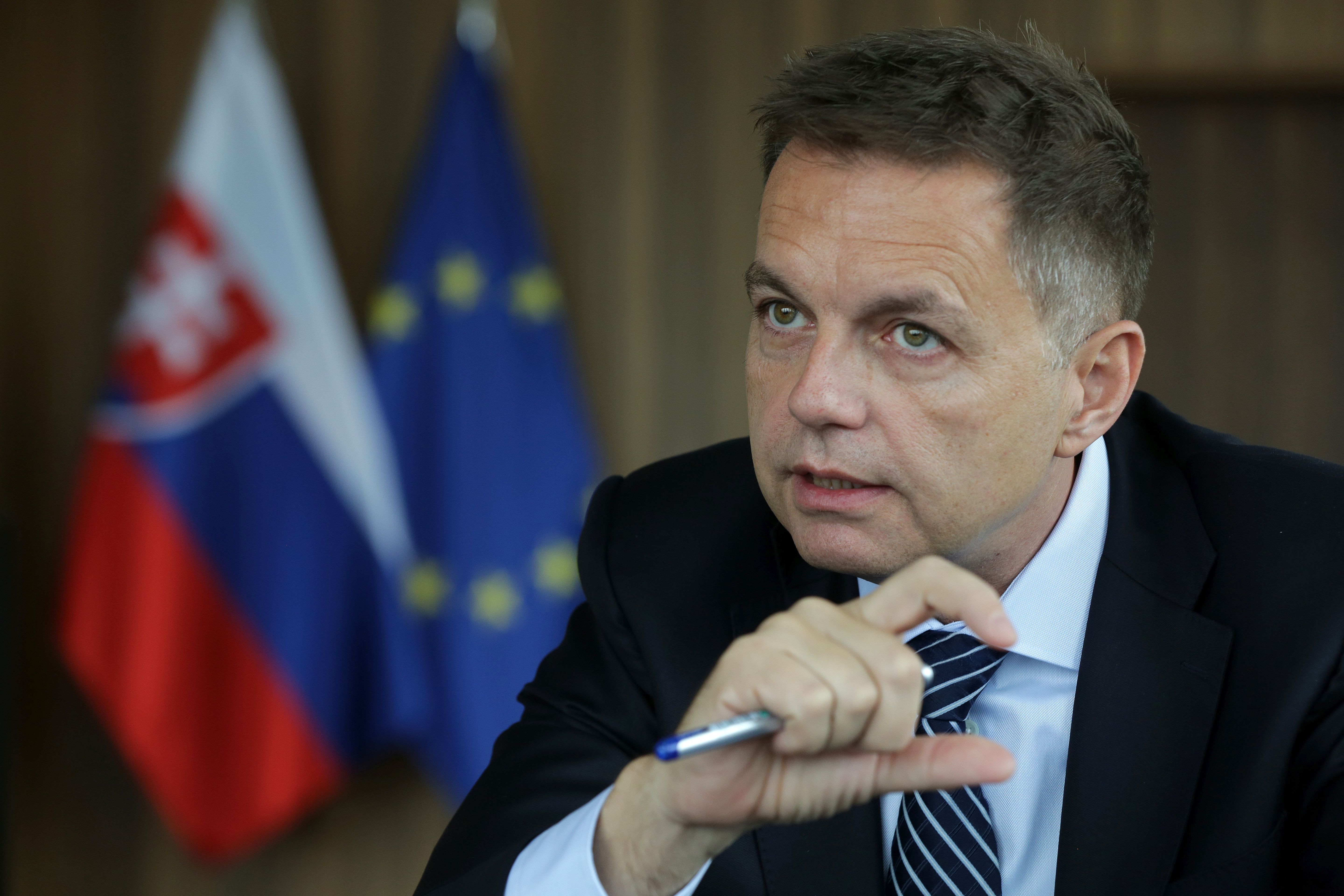 Guvernér Národnej banky Slovenska Peter Kažimír chce pozvať zúčastnené strany k rokovaciemu stolu, aby zlepšili garančnú schému.