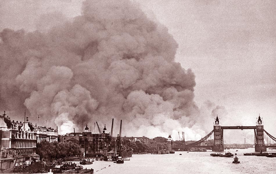 Nad londýnskymi dokmi stúpa hustý dym – Nemci však po čase prešli k nočným náletom. 