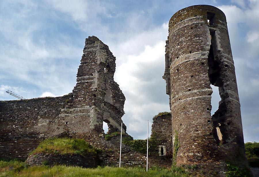 Z hradu Champtocé, kde sa Gilles de Rais narodil, sú dnes už len ruiny.