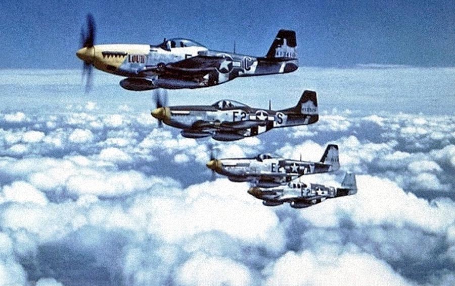 Formácia štyroch strojov P-51 zachytená počas letu v júli 1944 nad Britániou. Mustang bol najrýchlejšou sériovou vrtuľovou stíhačkou druhej svetovej vojny.