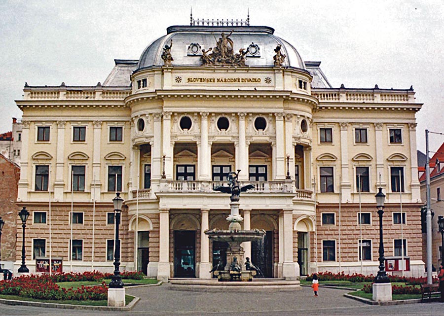 Historická budova SND síce pochádza z 19. storočia, ale samotné divadlo vzniklo práve za prvej republiky.