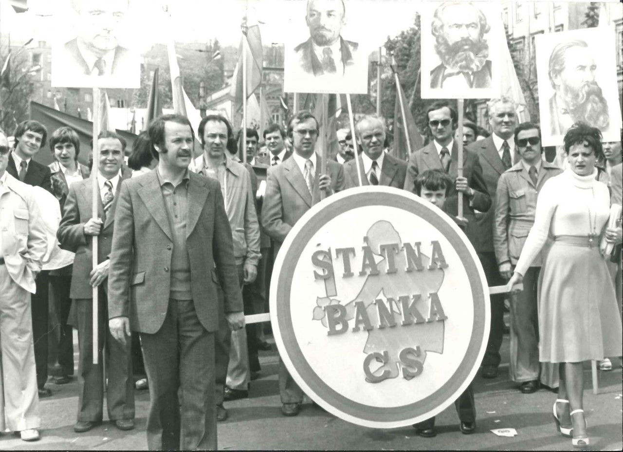 Zamestnanci Štátnej banky československej počas osláv 1. mája